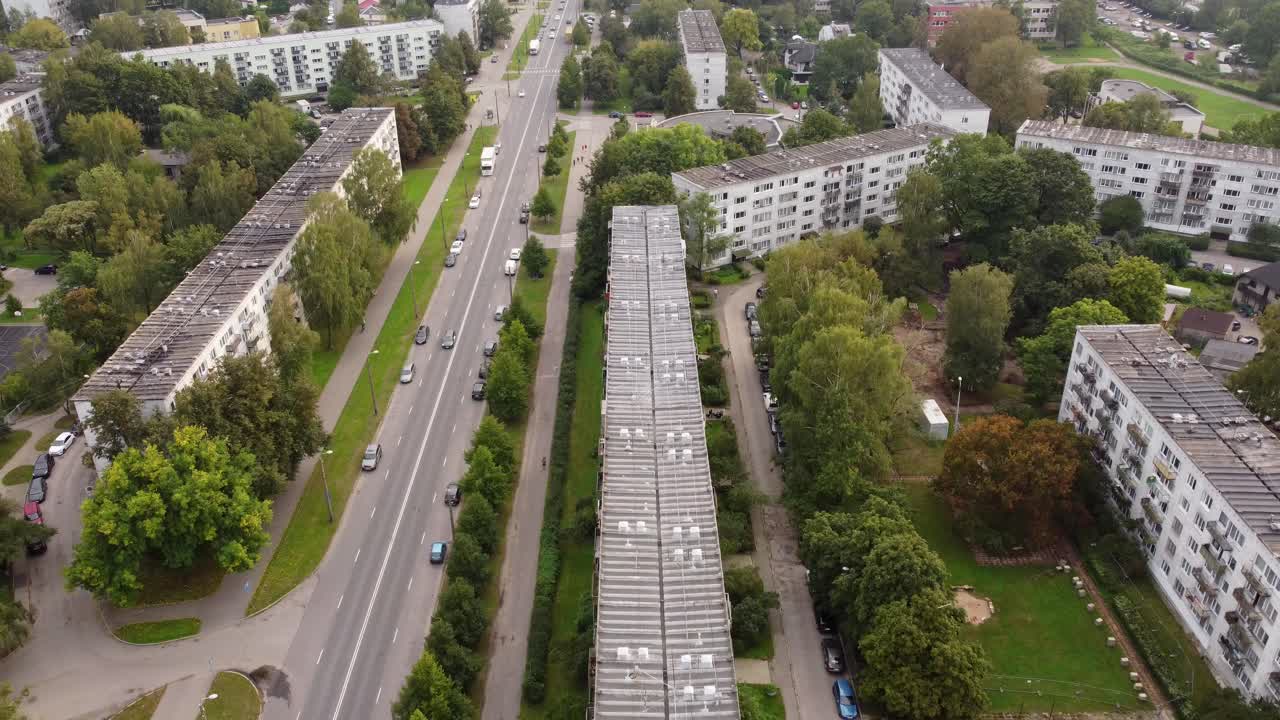 Вид с воздуха на многоквартирные дома и улицу в городе