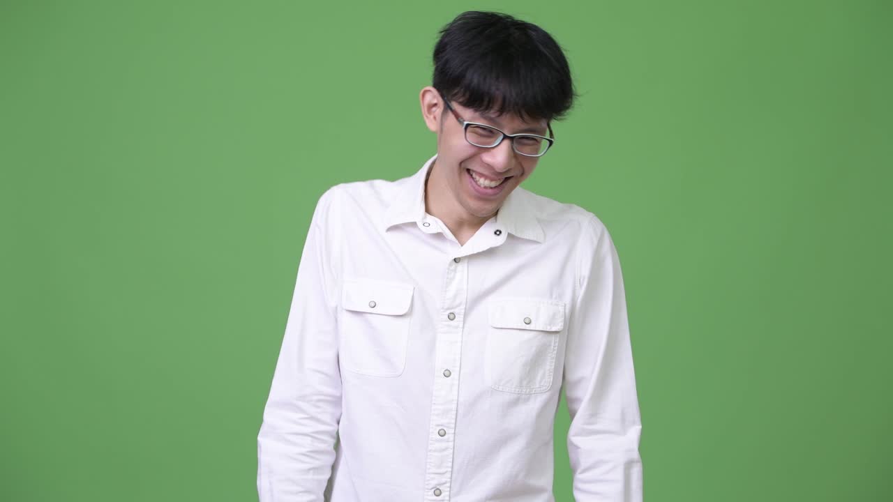 행복한 젊은 아시아 사업가 웃음