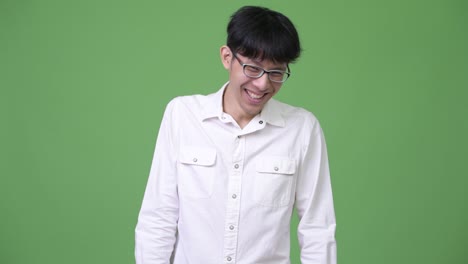 joven empresario asiático feliz riendo