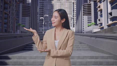 도시 거리에서 서 있는 아시아 사업가 여성이 열린 손바닥을 보여줍니다.