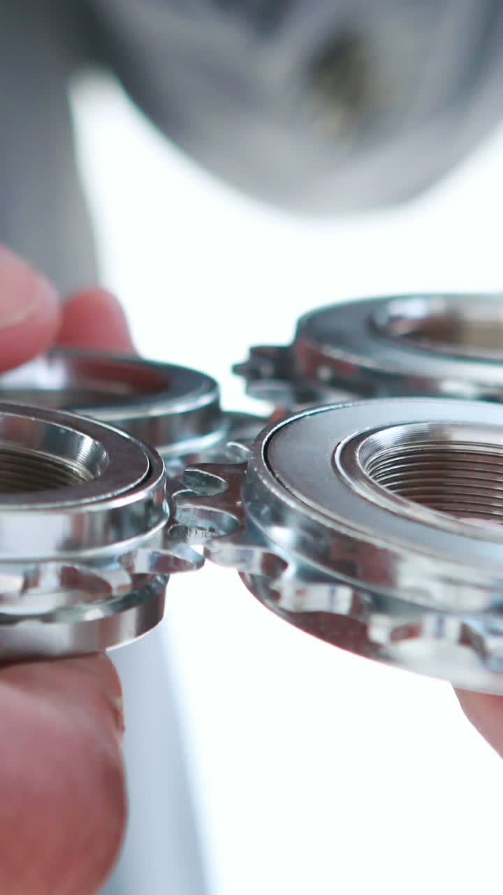 vista de cerca de la gente de negocios manos sosteniendo ruedas