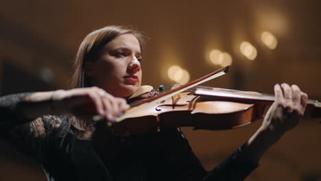 Mujer-Está-Tocando-La-Viola-En-El-Music-Hall-Retrato-De-Mujer-Músico-En-La-Escena-Del-Music-Hall