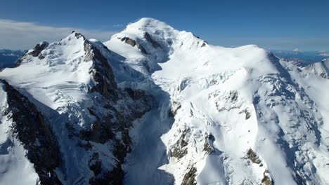 Gran-Montaña-Cubierta-De-Nieve---Toma-Aérea