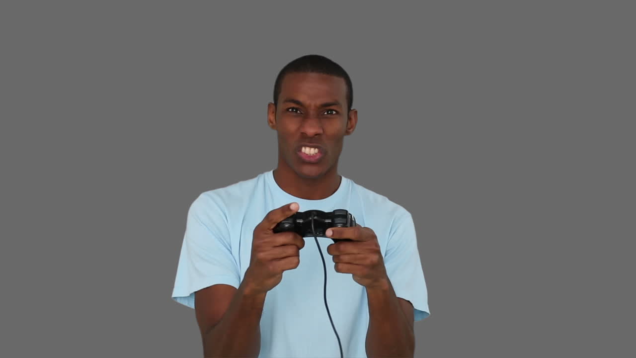 un joven casual jugando a videojuegos.