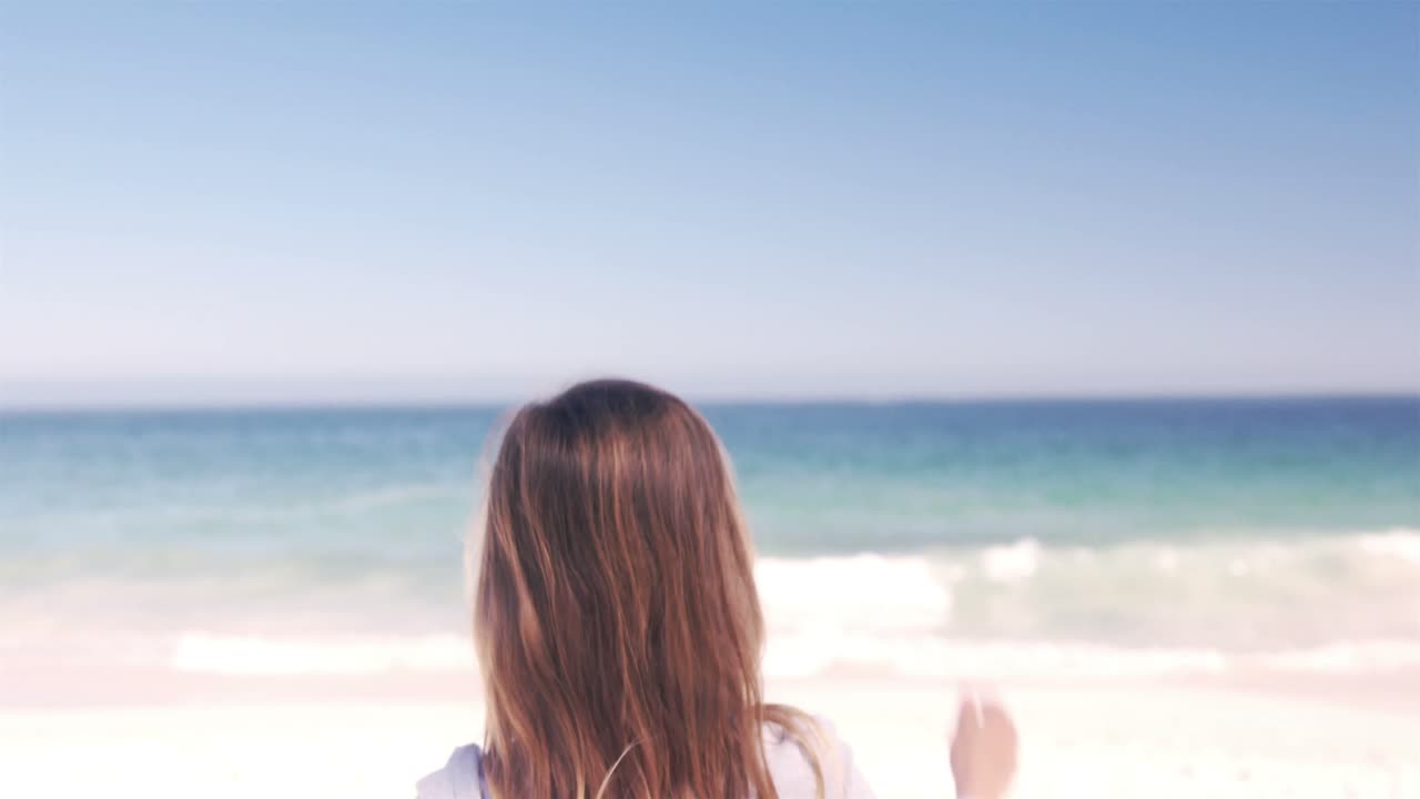 모래에 뛰어드는 작은 소녀