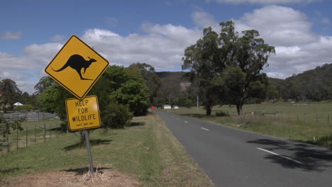 una señal de cruce de canguro se encuentra al lado de una carretera