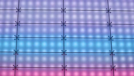 toma ampliada de luces led que cambian de color en un cartel electrónico moderno