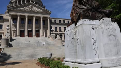 Edificio-Del-Capitolio-Del-Estado-De-Mississippi-En-Jackson,-Mississippi-Con-Inclinación-Hacia-Arriba-Desde-El-Monumento