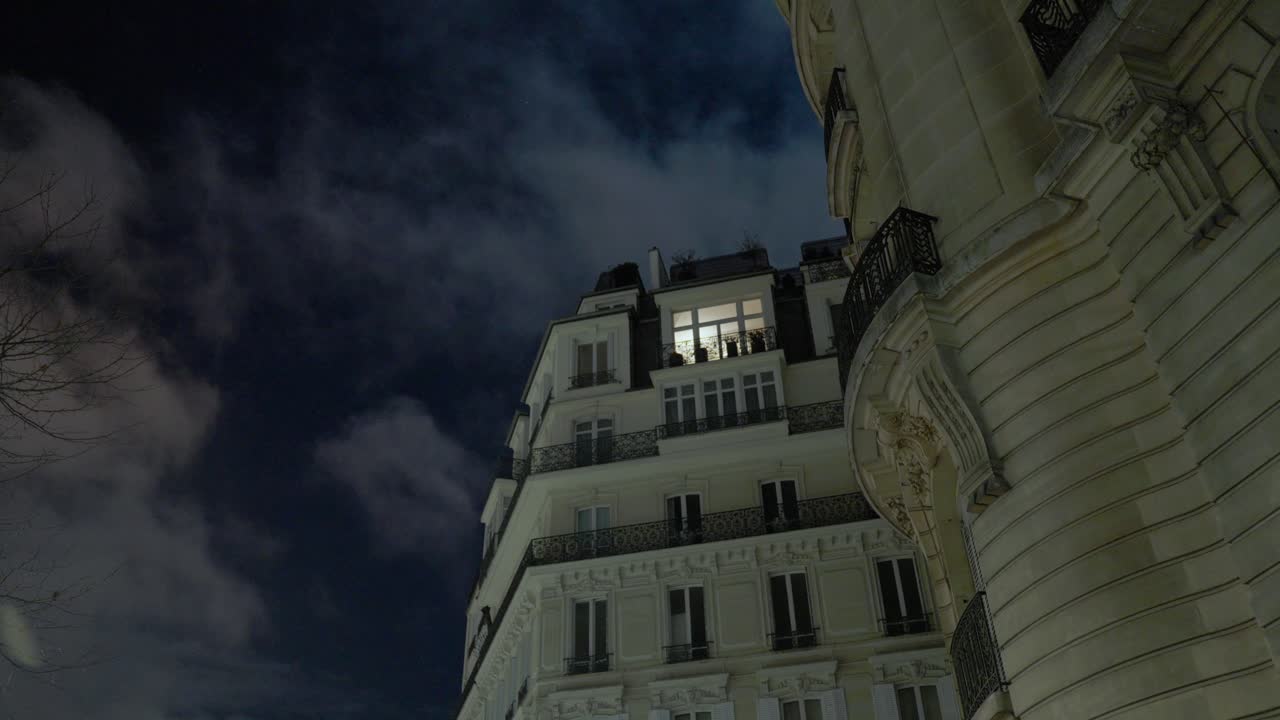 Edificio residenziale di notte con finestra illuminata, Parigi, Francia