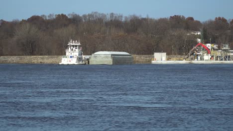 Remolcador-Maniobrando-Una-Pequeña-Barcaza-Seca-A-Granel-En-El-Río-Mississippi-En-Moline,-Illinois