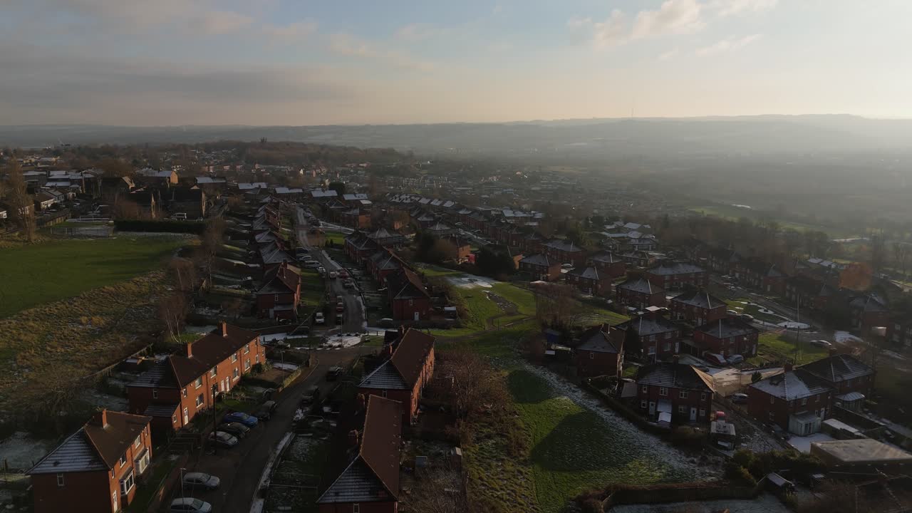 la vista de invierno del ojo de drone captura el típico desarrollo de viviendas de propiedad del consejo urbano del reino unido de dewsbury moor estate con casas adosadas de ladrillo rojo y el industrial yorkshire