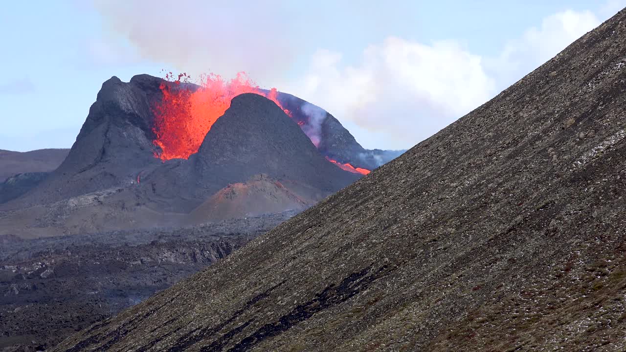 폭발 용암과 함께 아이슬란드 fagradalsfjall 화산 폭발의 지상 샷