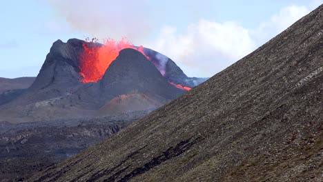 toma a nivel del suelo de la erupción del volcán islandia fagradalsfjall con lava explosiva