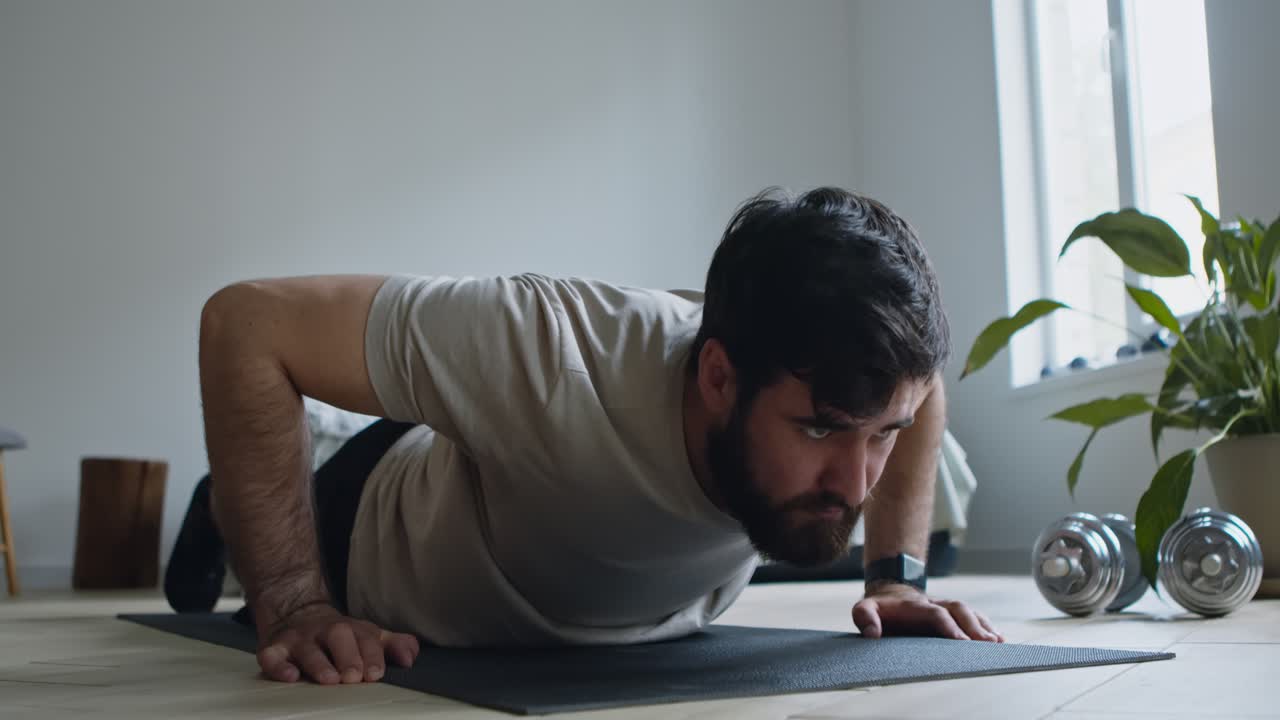 hombre haciendo flexiones en casa