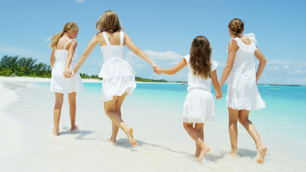 사랑하는 백인 어머니와 딸들이 해변에서 함께