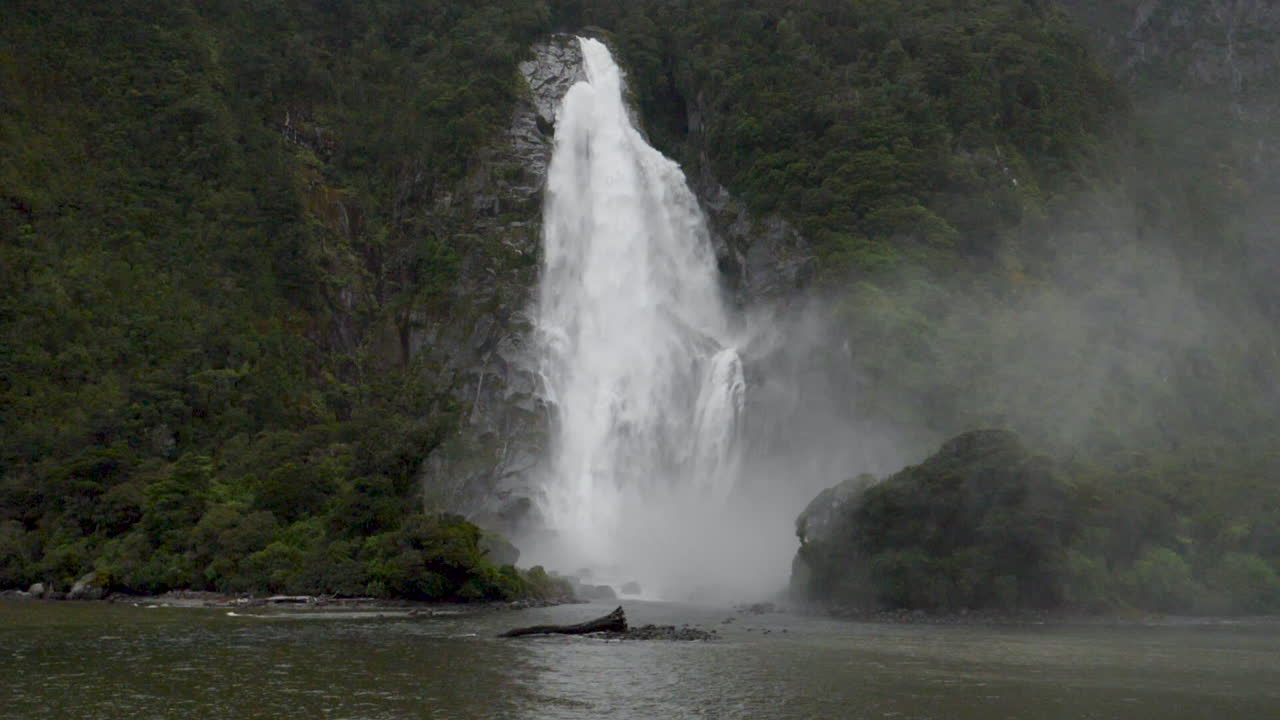 imágenes estáticas en cámara lenta de una cascada completa en milford sound - piopiotahi, nueva zelanda