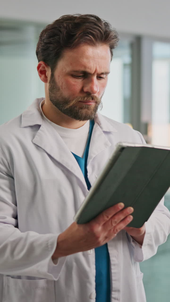 Professionista medico concentrato che utilizza un tablet digitale