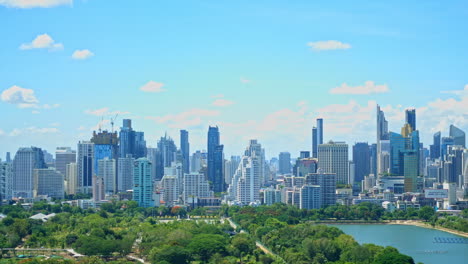 Lapso-De-Tiempo-Del-Nacimiento-Y-La-Muerte-De-Las-Nubes-Sobre-La-Ciudad-De-Bangkok,-Tailandia