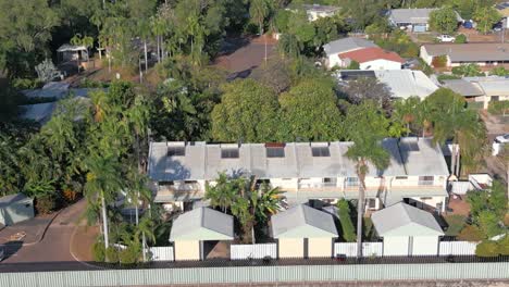 complejo de unidades a nivel del suelo con casas adosadas y pequeños patios traseros en el área suburbana