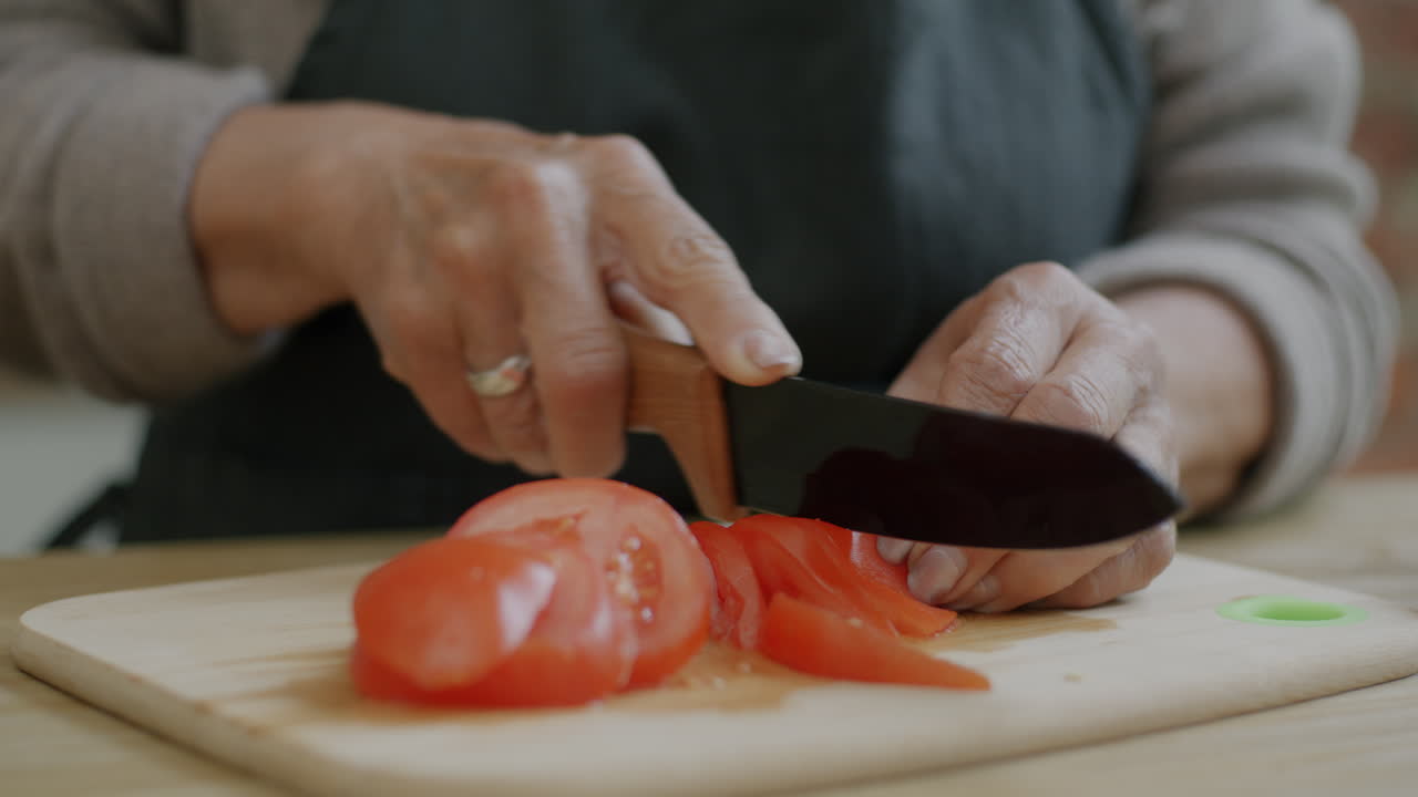 mujer cortando tomates