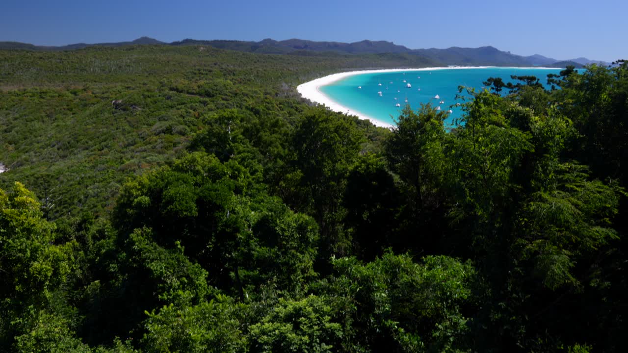revelando uno de los destinos más populares de australia, la playa de whitehaven con una panorámica lenta de mano