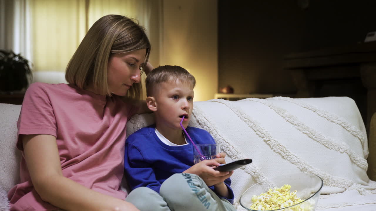 Familie ser film