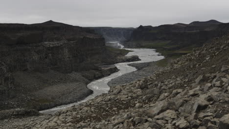 Filmwagen-In-Der-Jokulsa,-Einem-Fjollum-Fluss-Unterhalb-Der-Dettifoss-Wasserfälle-In-Island