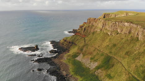 Vista-Aérea-De-La-Costa-De-La-Calzada-En-Irlanda-Del-Norte