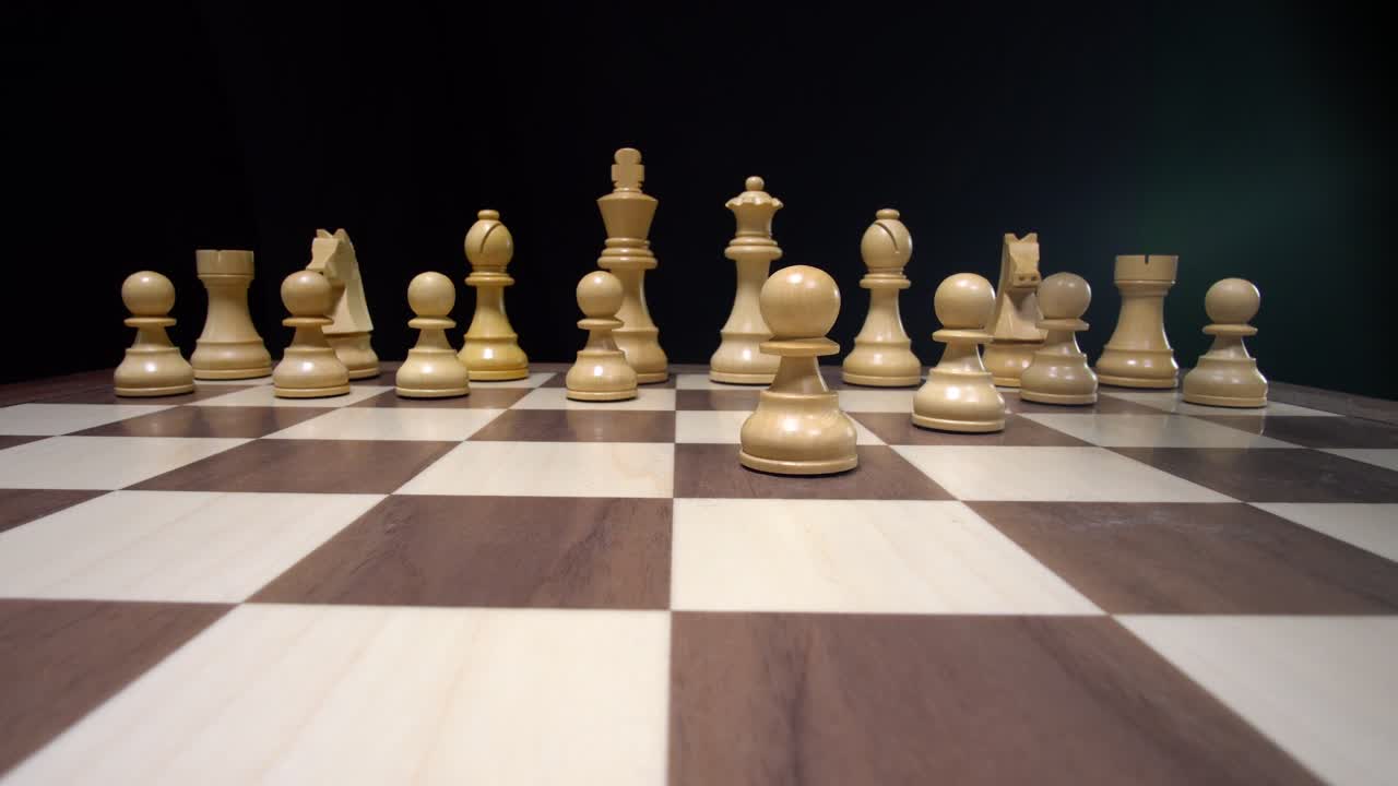 piezas de ajedrez y movimientos de ajedrez filmados en perspectiva frontal