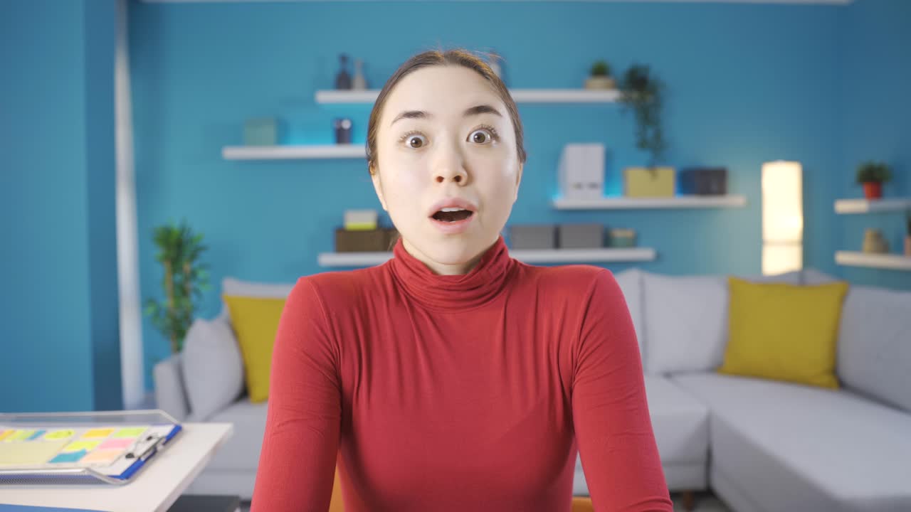 젊은 아시아 여성은 카메라를 향해 혼란스러운 얼굴 표정을 짓습니다.