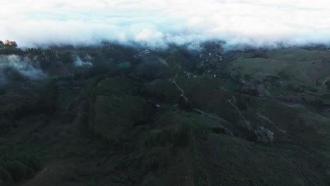 Vista-Aérea-Durante-La-Puesta-De-Sol-Del-Mar-De-Nubes-Y-Bosque-De-Pino-Canario