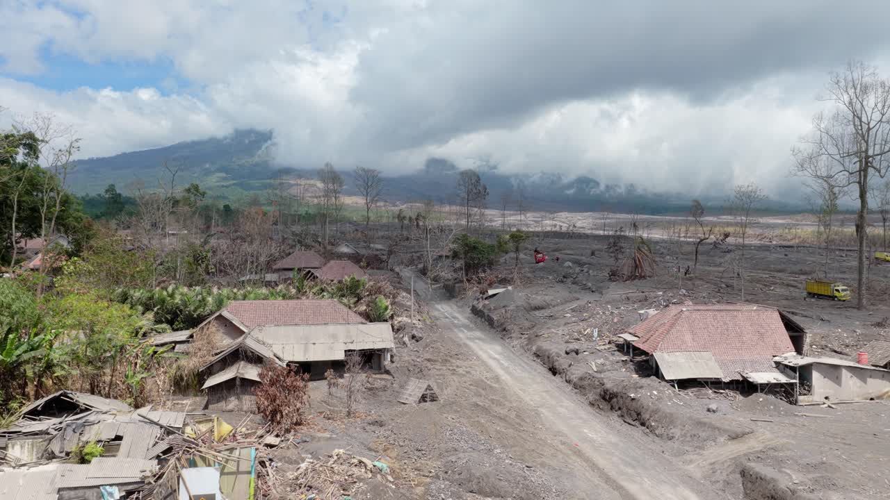 Le devastanti conseguenze dell'eruzione del vulcano Semeru a Giava