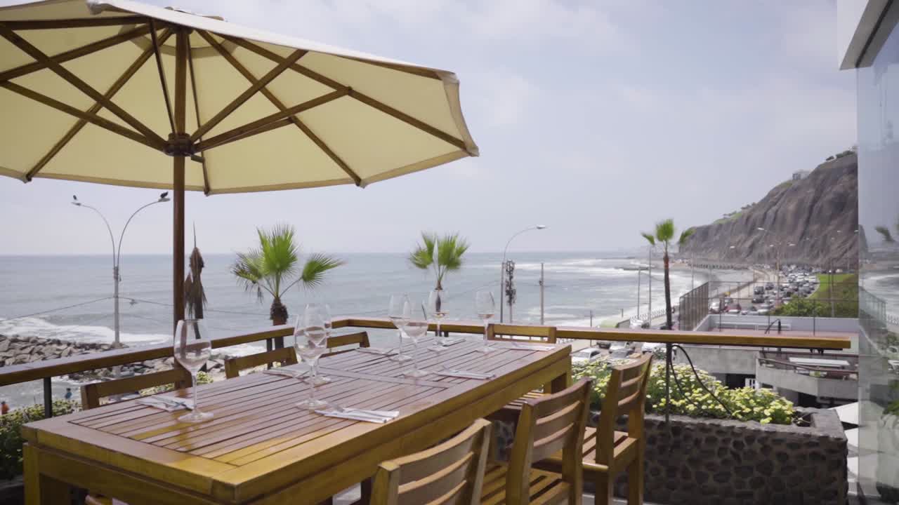 mesa de comedor al aire libre en un resort de lujo