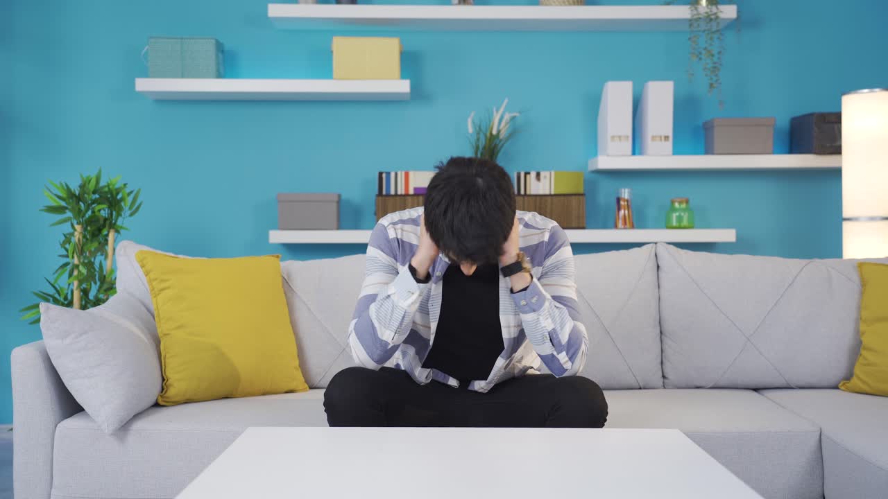 동기부여받은 젊은이가 집에서 강해지고 있습니다.