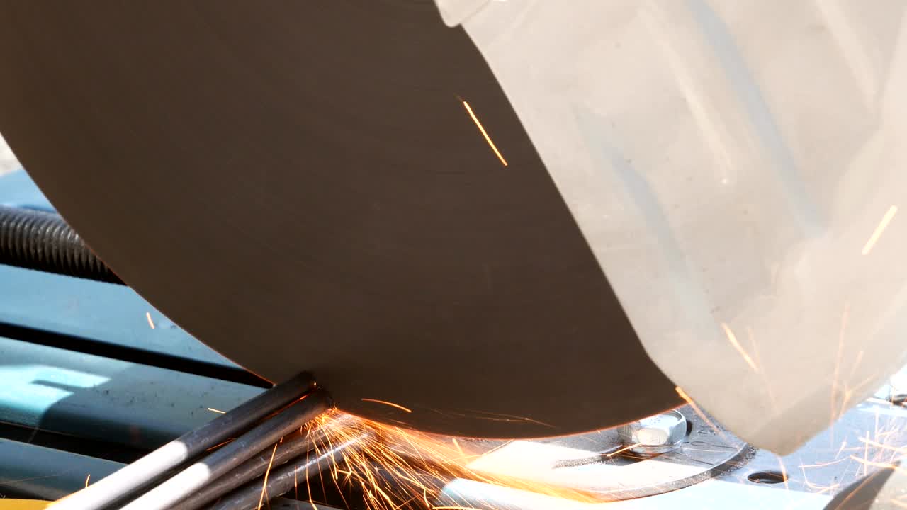 기술자들은 건설 현장 개념에서 건설 산업을 위해 강철을 잘라내기 위해 섬유 절단 플랫폼 도구를 사용하고 있습니다.