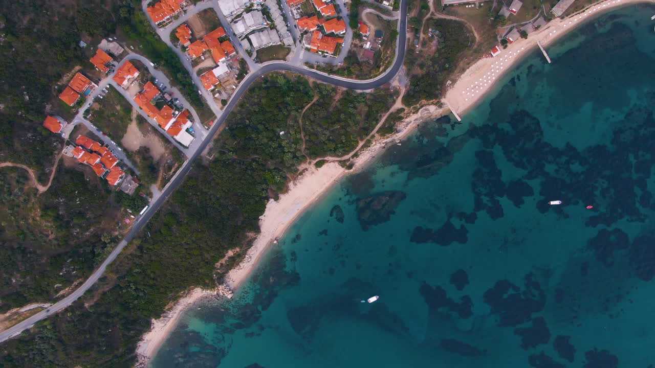 halkidiki의 athos에서 도로와 해안선의 상위 뷰 무인 항공기 샷