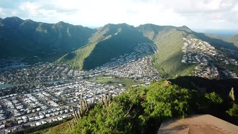 hawaii - vuelo aéreo de montaña sobre el cráter de la cabeza de koko