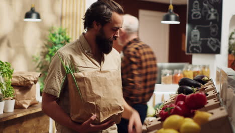 el cliente de la tienda utiliza bolsas de papel biodegradables