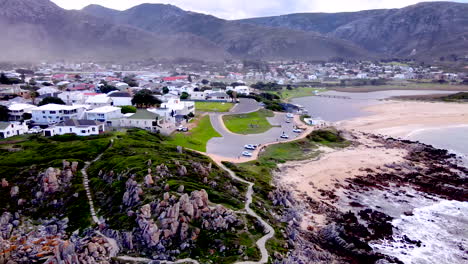 vista aérea sobre el estacionamiento costero de kleinmond, la costa, la laguna y la playa.