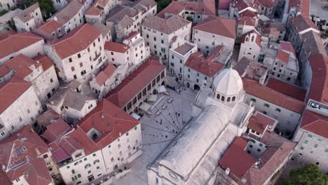 abajo de la parte superior del centro de la ciudad vieja de sibenik croacia con la catedral de st