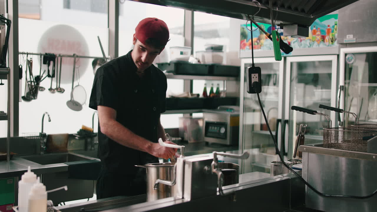 상업적 인 부 에서 음식 을 준비 하는 요리사