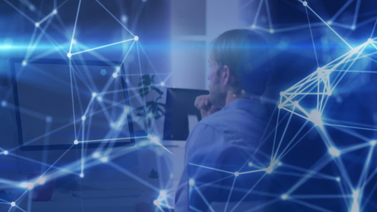 animación del procesamiento de datos informáticos sobre el hombre utilizando la computadora.