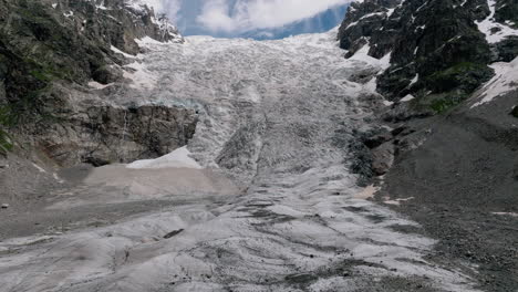 río de montaña congelado en el glaciar adishi