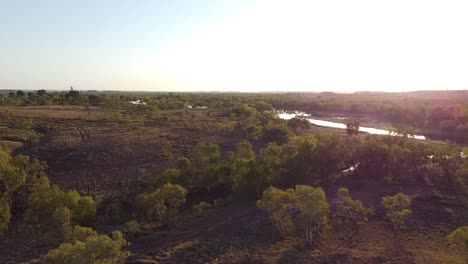 Sonnenlicht,-Das-Vom-Wasser-Im-Australischen-Outback-Reflektiert-Wird