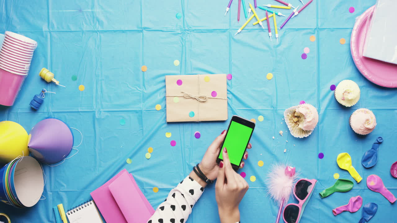 vista superior mujer planeando fiesta de cumpleaños escribiendo en manos de tarjeta desde arriba - dragón épico rojo