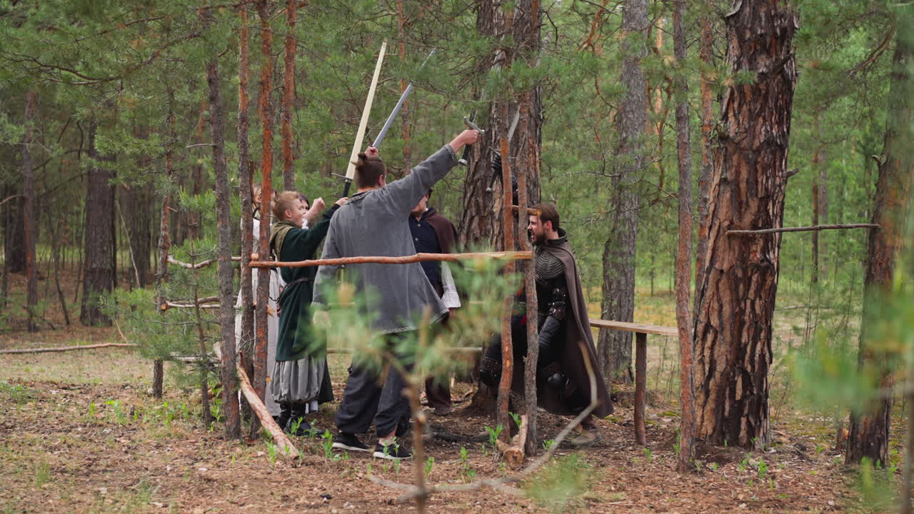 valientes guerreros levantan sus espadas en el entrenamiento en el bosque de abeto