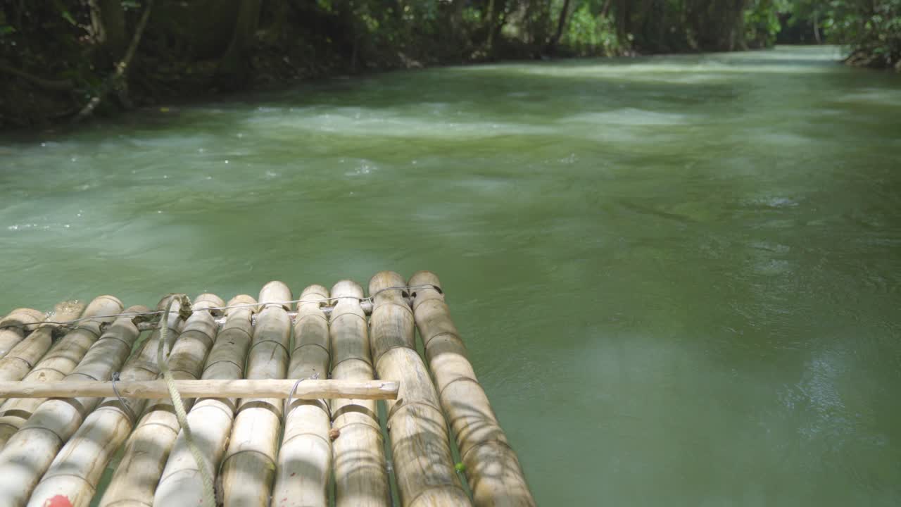 balsa de madera cruzando el río de crucero dentro de la selva tropical