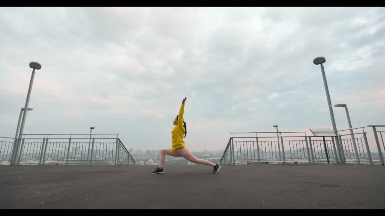 mujer practicando yoga al aire libre