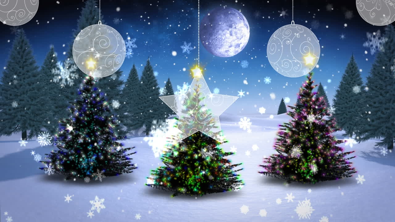 크리스마스 장식물이 3개의 크리스마스 트리 위에 떨어지는 눈송이에 매달려 있습니다.