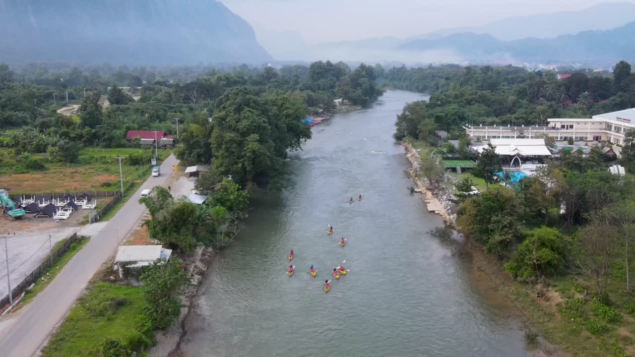 Vista aerea su un gruppo di kayakisti lungo il fiume Nam Song a Vang Vieng